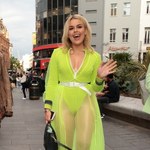 Tallia Storm w prześwitującej sukience na premierze!