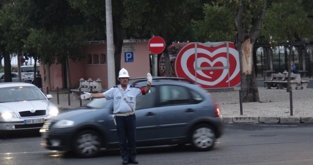 Tam, gdzie robi się tłoczniej, ruchem kierują policjanci /INTERIA.PL