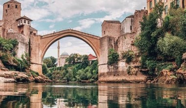Там знаходиться один з найвідоміших мостів Європи. Перлина архітектури