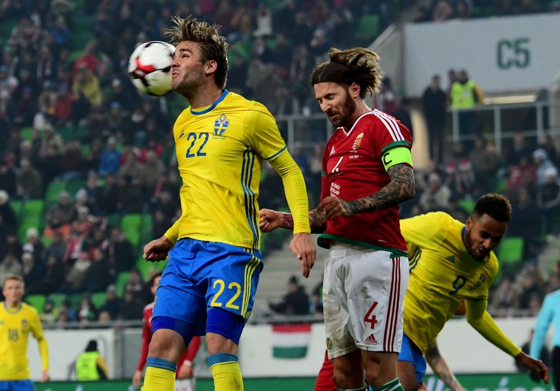 Tamas Kadar (w środku) w meczu Węgrów ze Szwecją /AFP