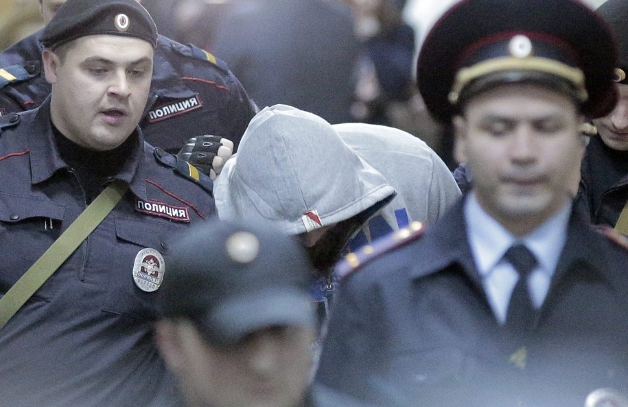 Tamerlan Eskerchanow wprowadzany na salę sądową /MAXIM SHIPENKOV    /PAP/EPA