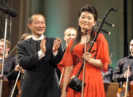 Tan Dun i wirtuozka gry na erhu, Ma Xiang-hua fot.D.Gałązka /AKPA