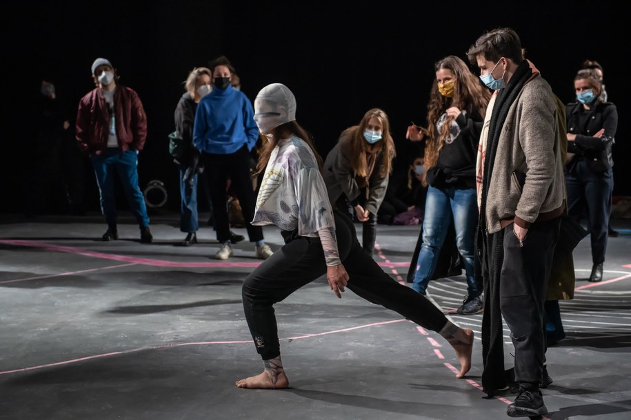 Tancerka Magdalena Jędra w performansie pt. "Złe ziele" w lubelskiej Galerii Labirynt - 25. Międzynarodowe Spotkania Teatrów Tańca /Wojciech Jargilo /PAP