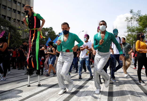 Tancerze salsy na ulicach Cali w Kolumbii /Ernesto Guzmán Jr /PAP/EPA