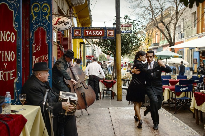 Tancerze występują w małej uliczce Caminito, która swoją nazwę wzięła od jednego z tang. To tu, w dzielnicy La Boca, tango miało swoje początki /Getty Images
