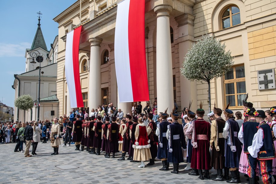 Tancerze Zespołu Pieśni i Tańca "Lublin" im. Wandy Kaniorowej. Setki par – przedstawiciele władz i mieszkańcy – tradycyjnie zatańczyły poloneza /Wojtek Jargiło /PAP