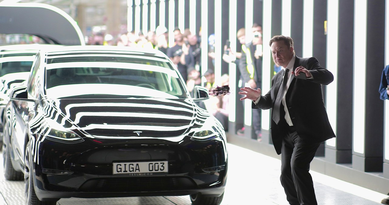 Tańczący Elon Musk na otwarciu gigafabryki Tesli w Niemczech. Ekscentryczny miliarder inwestuje też w technologie kosmiczne, a teraz - media społecznościowe /Getty Images