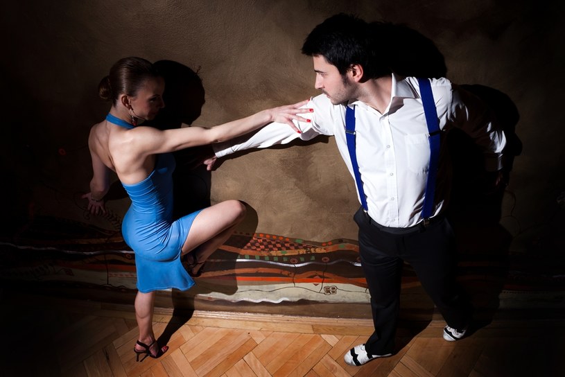 Tango często pozwala nam odkryć swoją kobiecość /123RF/PICSEL