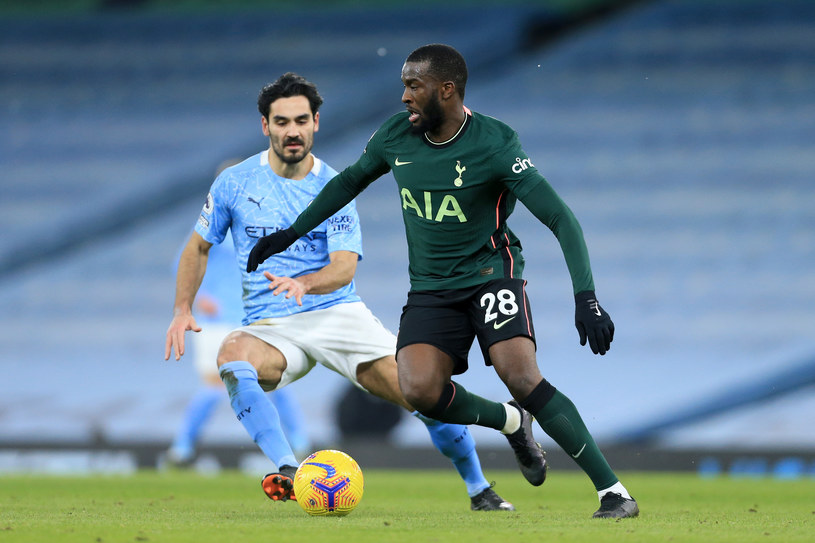 Tanguy Ndombele (na pierwszym planie, Tottenham), w tle Ilkay Guendogan z Manchesteru City /Simon Stacpoole /Getty Images
