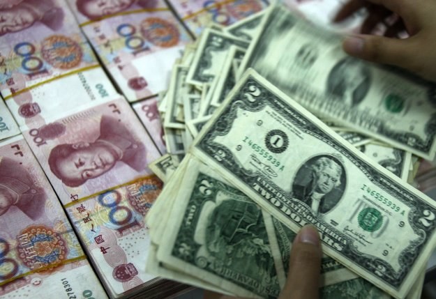 Tani dolar zalewa rynki /AFP