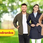 Tani, elegancki i idealny na wiosnę! Te trencze damskie w Biedronce to hit! W ofercie również większe rozmiary