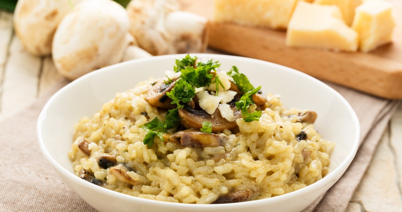 Tani, smaczny i prosty przepis na aromatyczne risotto z grzybami /123RF/PICSEL