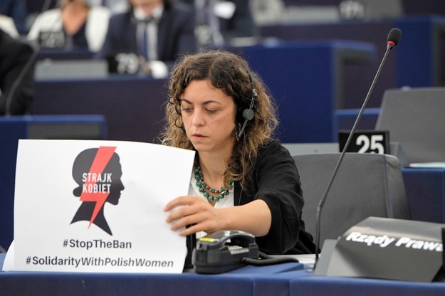 Tania González Peñas z kartką popierającą protesty kobiet ws. prawa aborcyjnego /Radek Pietruszka /PAP