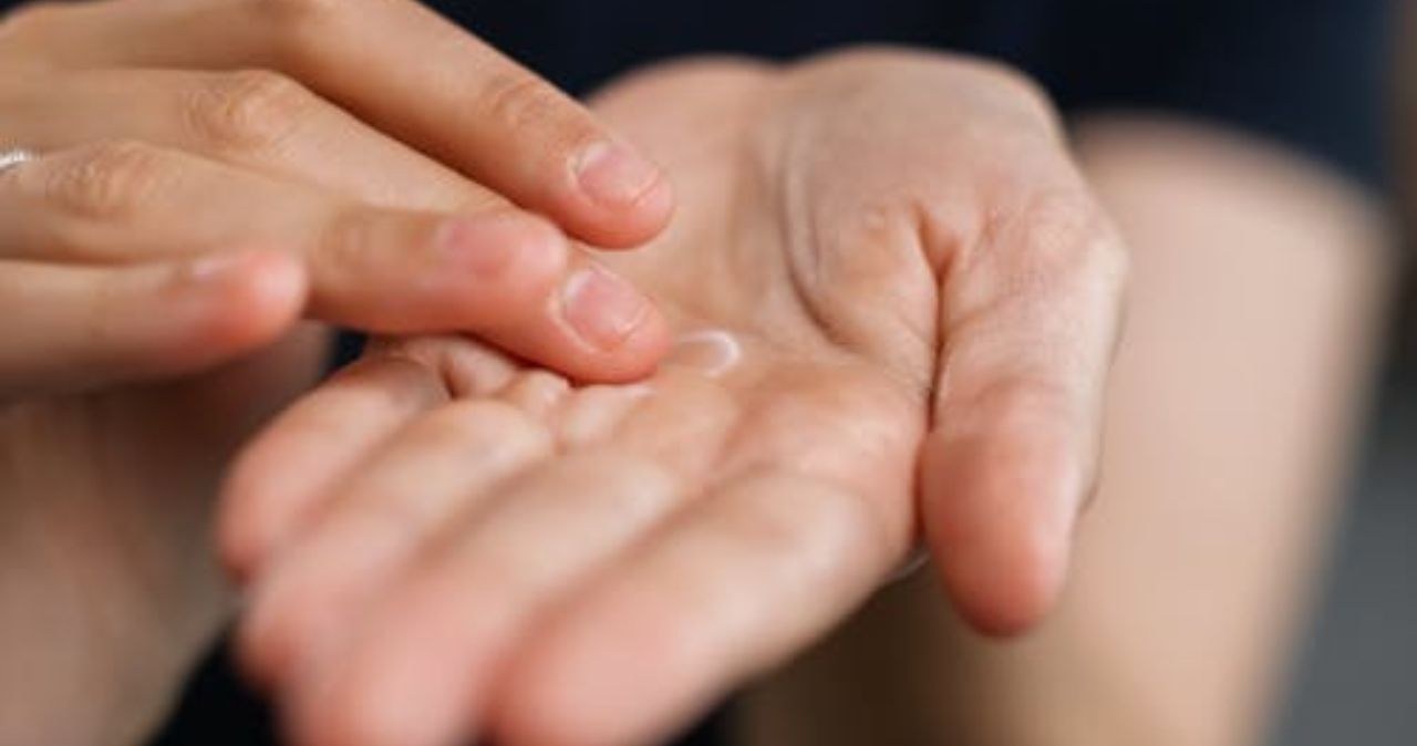 Tania maść z apteki z mocznikiem pomaga zregenerować suche i spękane dłonie /Alena Darmel /pexels.com