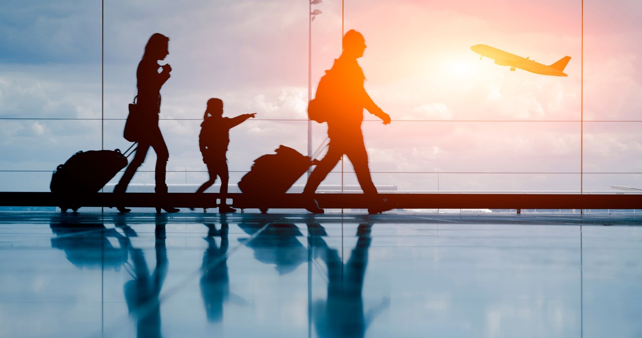 Tanie loty na wakacje pozwalają znacząco obniżyć koszt urlopu. Gdzie ich szukać i jak wybrać najlepszą ofertę? /123RF/PICSEL