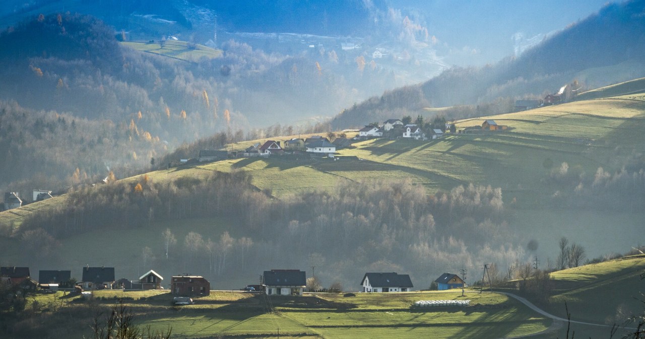 Tanie wakacje w górach? Beskid Sądecki oferuje atrakcyjniejsze ceny niż Tatry /Dariusz ZAROD/East News /East News