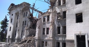 "Taniec na kościach" w Mariupolu. Rosjanie otwierają Teatr Dramatyczny