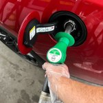 Taniej na stacjach paliw. Nie tylko Orlen z promocją na święta i majówkę