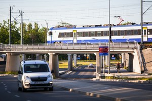Taniej za paliwo, drożej w pociągach. Ekspert: Polska wpadła w pułapkę