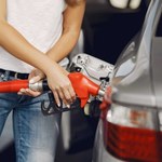 Tankować "pod korek" czy do odbicia? A może za 50 zł? Mechanicy wyjaśniają