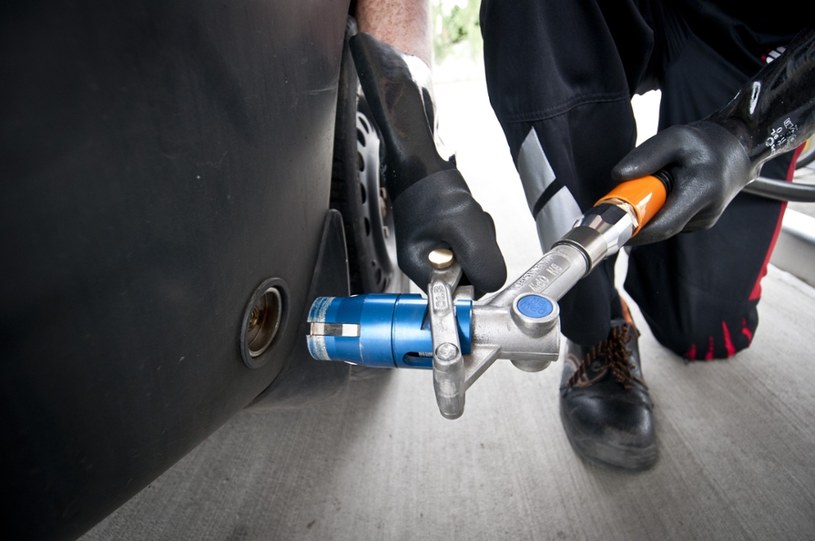 Tankowanie gazu jest tanie, ale obecność instalacji LPG podnosi koszty serwisowania auta /Tymon Markowski /East News