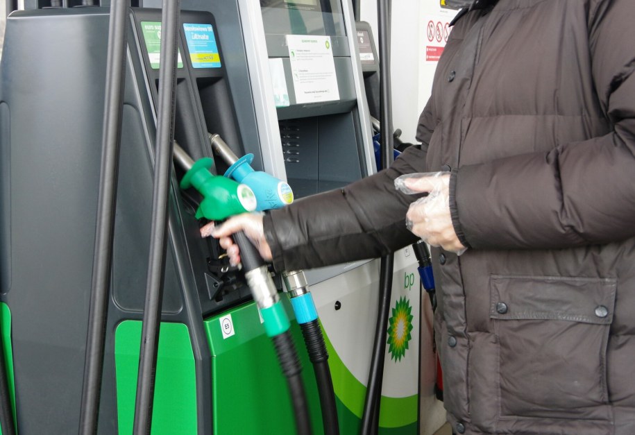 Tankowanie "na zapas" może skończyć się mandatem. Co warto wiedzieć? /Marek BAZAK / Zofia BAZAK /East News