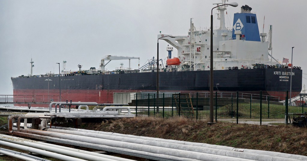 Tankowiec w porcie naftowym na Morzu Bałtyckim (zdj. ilustracyjne) /BERND WUSTNECK/DPA /AFP
