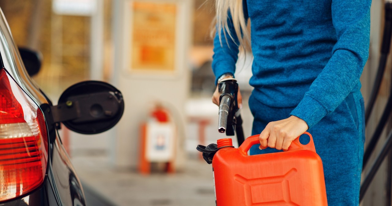 Tankując zapas paliwa do kanistra pamiętaj o przestrzeganiu zasad i przepisów /123RF/PICSEL