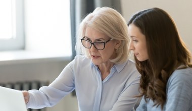 Tańsi, lojalni i doświadczeni. Firmy coraz częściej stawiają na tę grupę pracowników