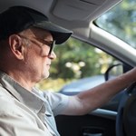 Tańsze paliwo dla seniorów. Niewielu wie jak skorzystać ze zniżki