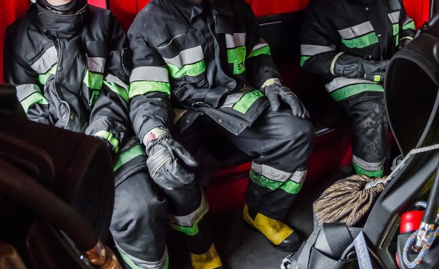 Tańsze paliwo, przejazdy i ubezpieczenia. Nowe przywileje dla strażaków