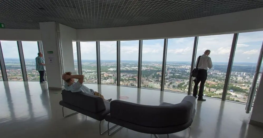 Taras widokowy znajdujący się u góry wieżowca Sky Tower /wroclaw.pl /materiały prasowe