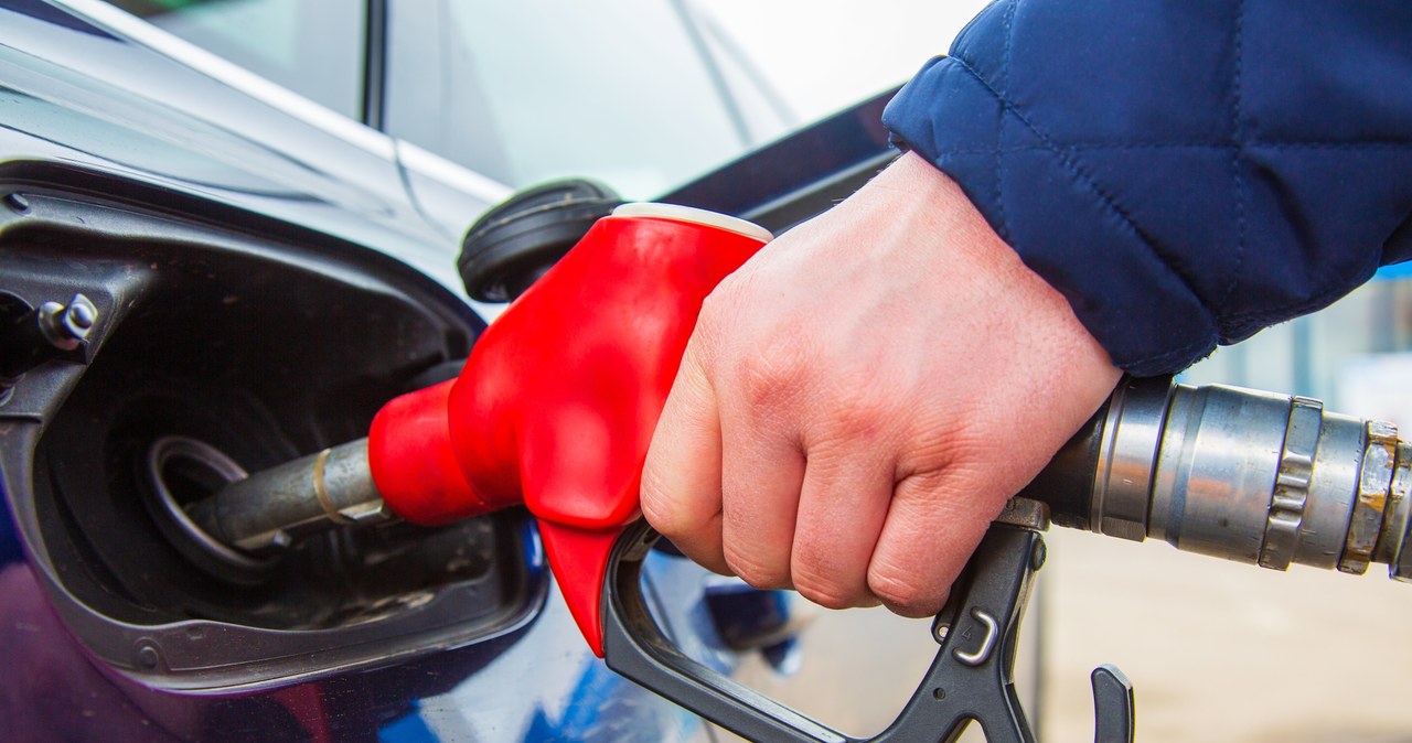 Tarcza antyinflacyjna ma wpłynąć na obniżki cen paliw /123RF/PICSEL