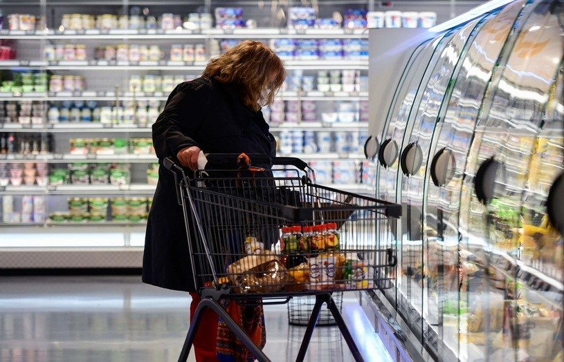 Tarcza inflacyjna. Dodatek osłonowy: Kto dostanie dopłatę do żywności? /AFP