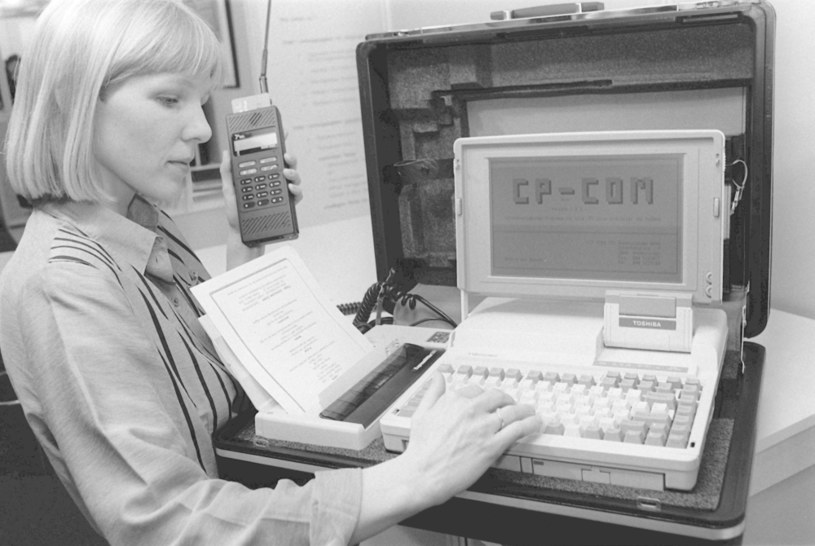 Targi CeBit w Hanowerze, rok 1990. Walizka z laptopem, faksem i telefonem /AFP