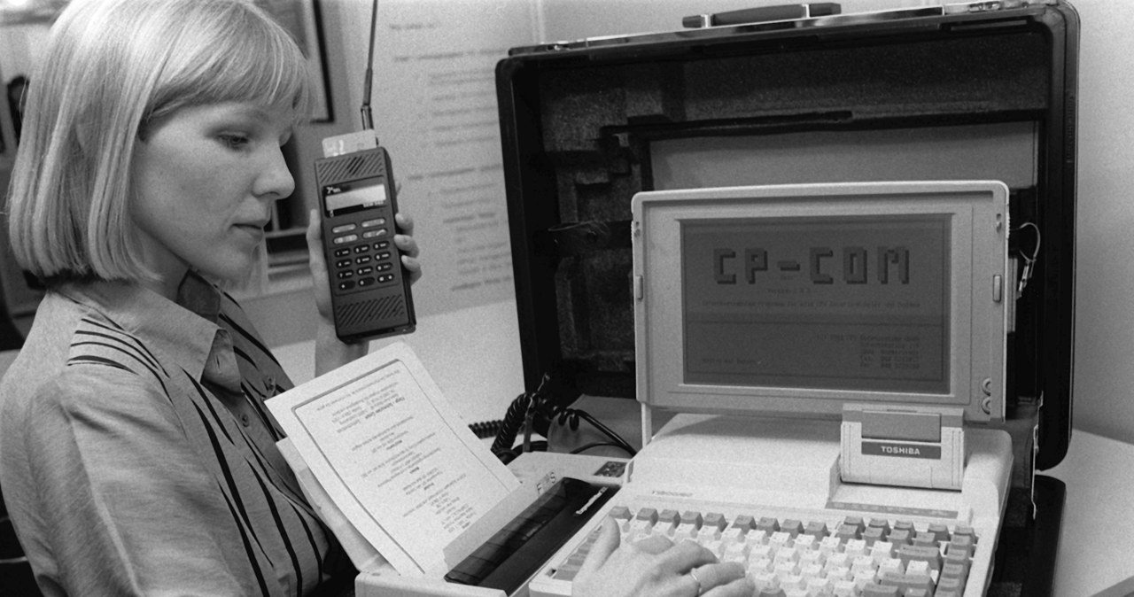 Targi CeBit w Hanowerze, rok 1990. Walizka z laptopem, faksem i telefonem /AFP