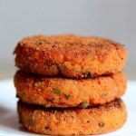 Tarkuję marchewkę, siekam czosnek i cebulę. Takie kotleciki wrzucam do burgerów