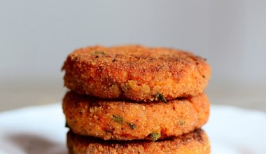 Tarkuję marchewkę, siekam czosnek i cebulę. Takie kotleciki wrzucam do burgerów