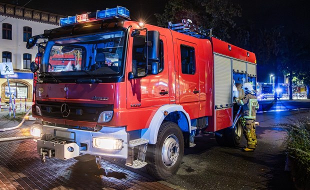 Tarnów: Pożar hali wypełnionej artykułami spożywczymi i napojami