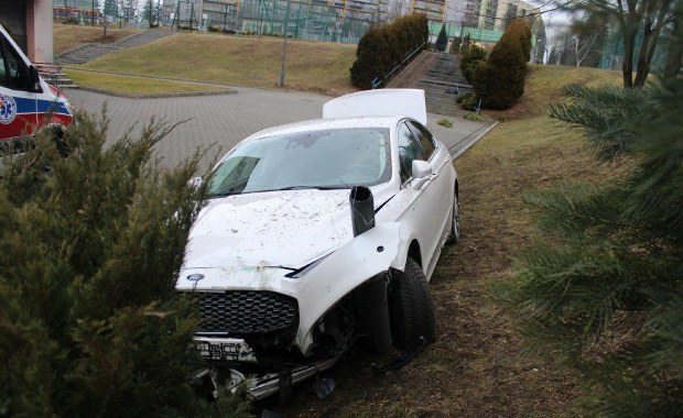 Tarnów: Straciła panowanie nad pojazdem i wjechała na teren szkoły