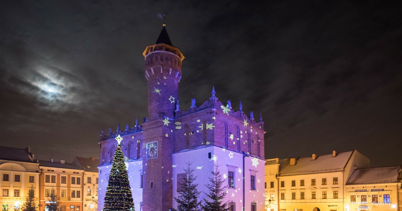 Tarnów zimą zachwyca o każdej porze dnia. Warto go odwiedzić w weekend lub ferie /Tadeusz Koniarz/East News /East News