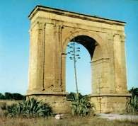 Tarragona, łuk rzymski w pobliżu miasta /Encyklopedia Internautica