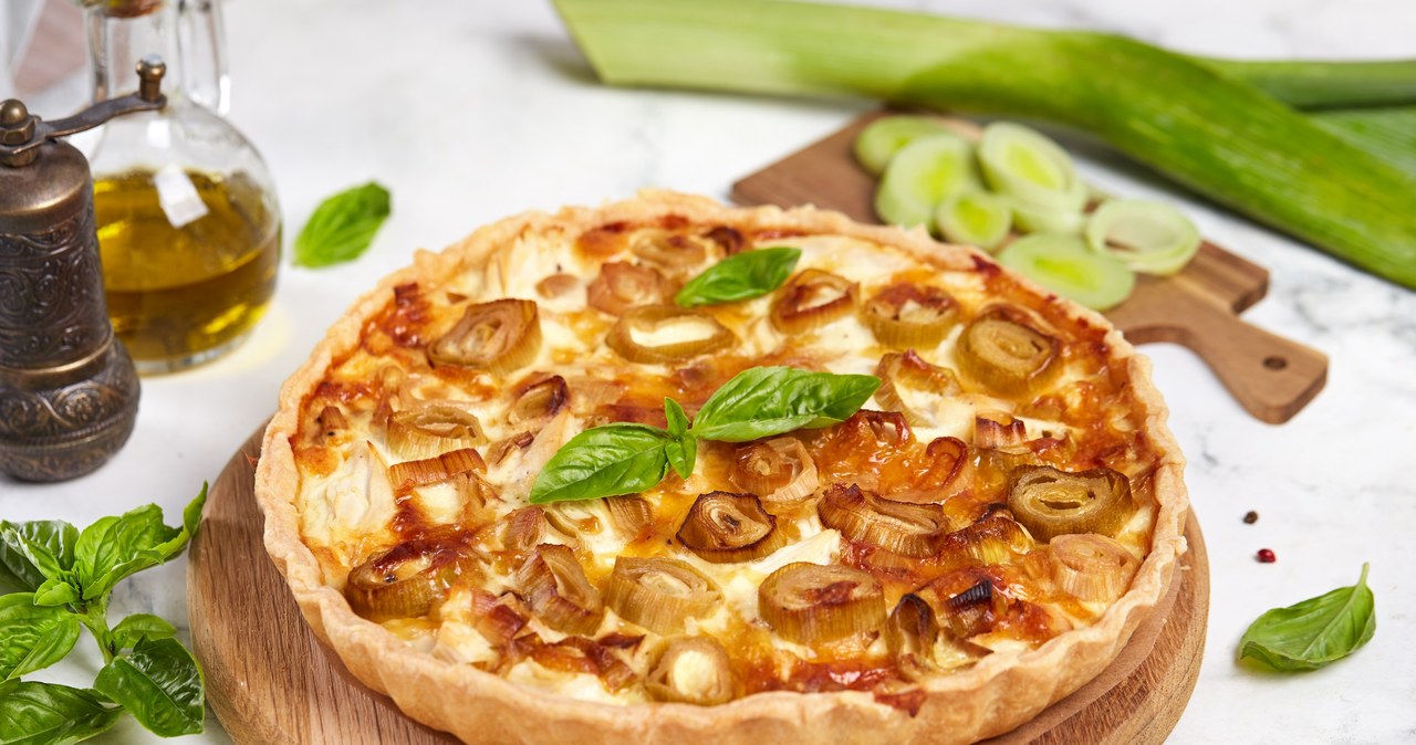 Tarta na kruchym cieście z kremowym nadzieniem i porami /natkinzu /123RF/PICSEL