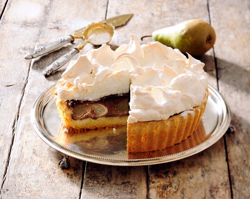 Tarta z gruszkami i bezą /123RF/PICSEL