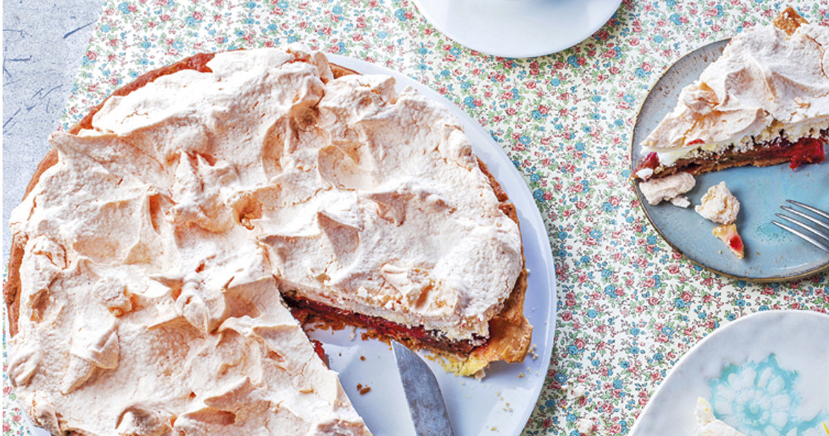 Tarta z rabarbarem, truskawkami i bezą /Twój Styl