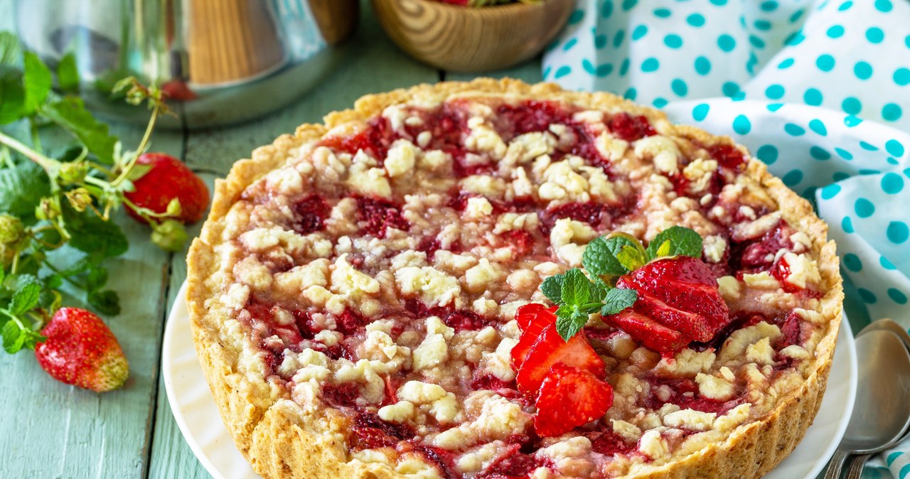 Tarta z truskawkami i kruszonką to jeden z prostszych do zrobienia deserów na lato /elenahramowa /123RF/PICSEL