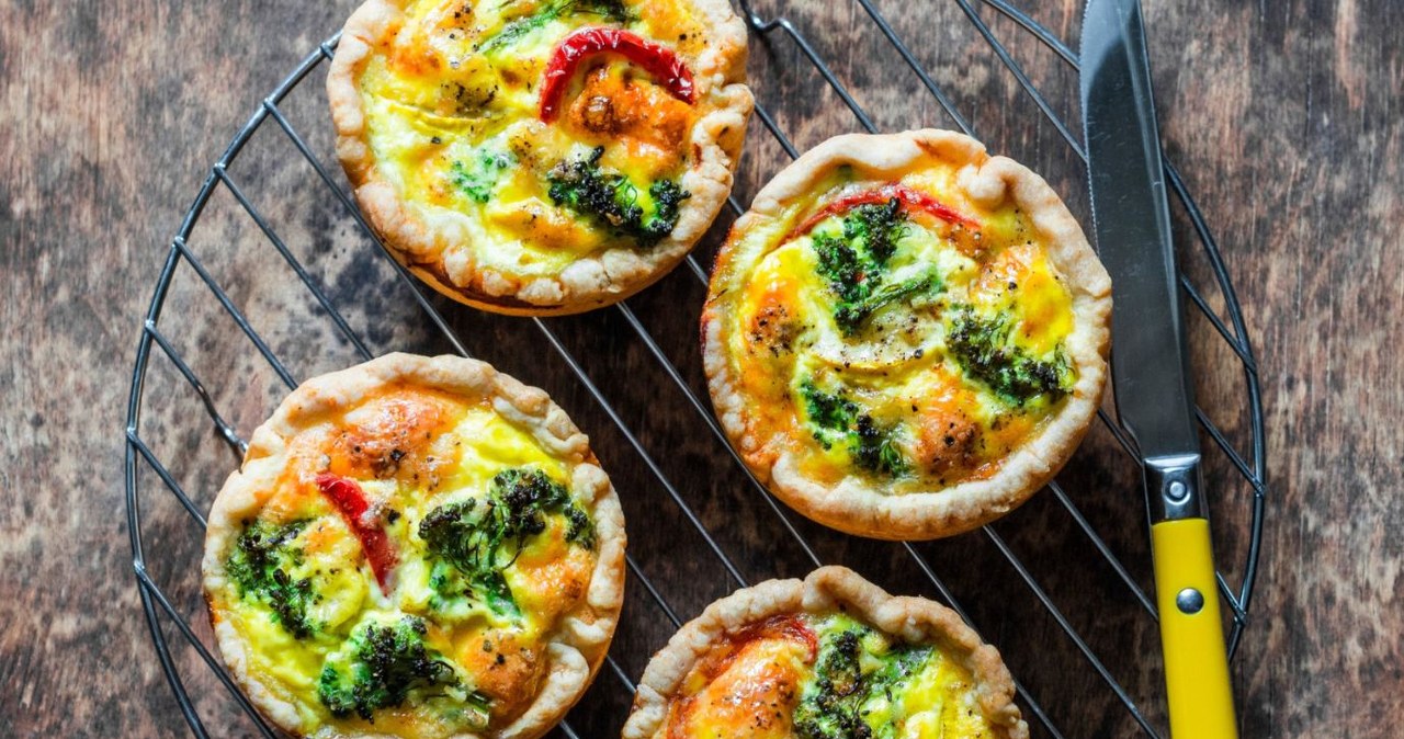 Tartaletki wytrawne to jedna z najlepszych przekąsek na imprezę. Zrobisz je nawet dzień wcześniej i będą wciąż pyszne w dniu przyjęcia /okkijan /123RF/PICSEL