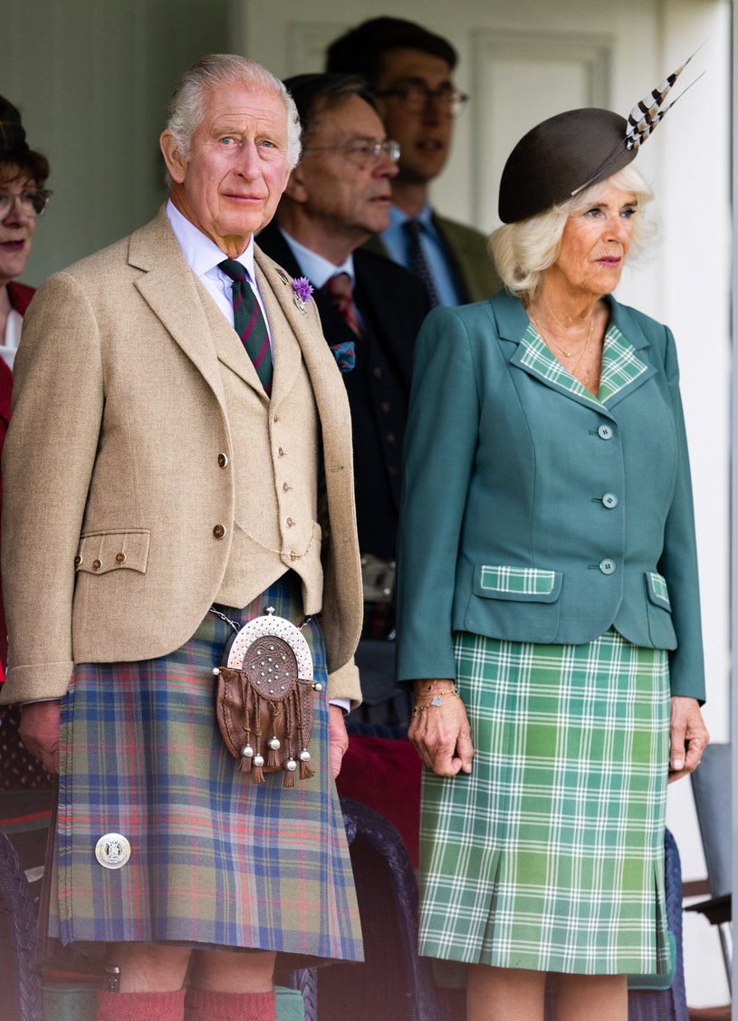Tartan Karola III ma trzy kolory: niebieski, zielony i czerwony /Getty Images
