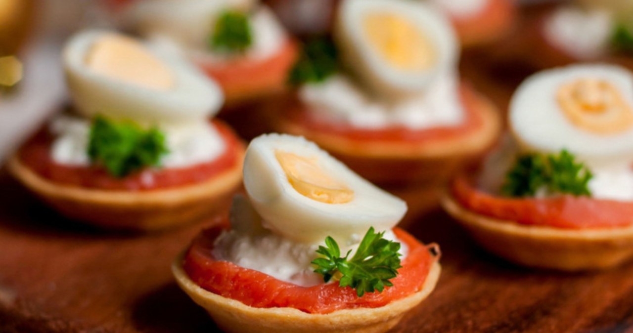 Tarteletki z łososiem i jajkiem to nowoczesna przekąska na Wielkanoc /dolphytv /123RF/PICSEL