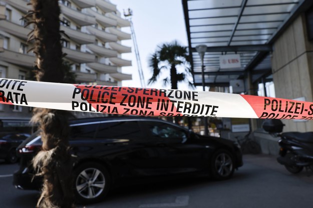 Taśma policyjna w pobliżu miejsca tragedii w Montreux, w tle feralny budynek / 	CYRIL ZINGARO /PAP/EPA